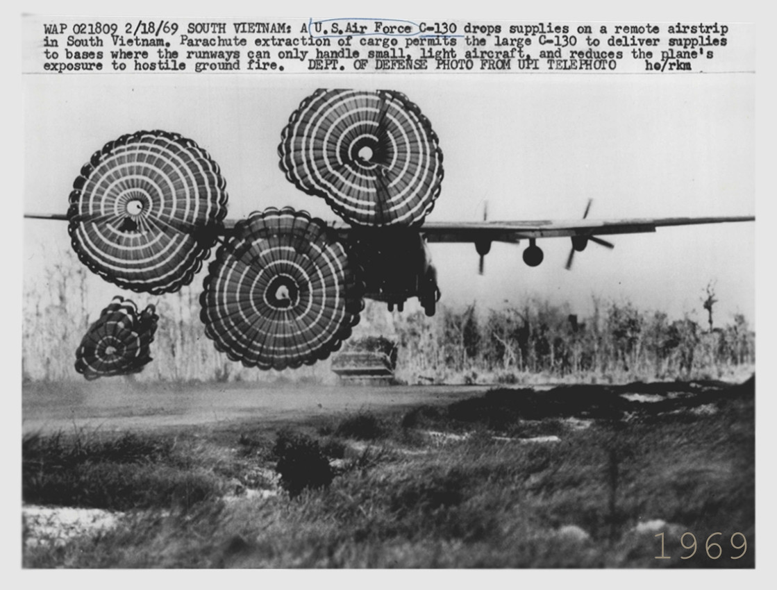 Chiến thuật này cho phép máy bay không cần phải giảm tốc để hạ cánh, tránh được hỏa lực của Quân Giải phóng và cũng có độ chính xác cao, đảm bảo hàng hóa tiếp vận không bị gió thổi bay lạc khỏi trận địa như lúc bị thả từ trên cao. Nguồn ảnh: Flickr.
