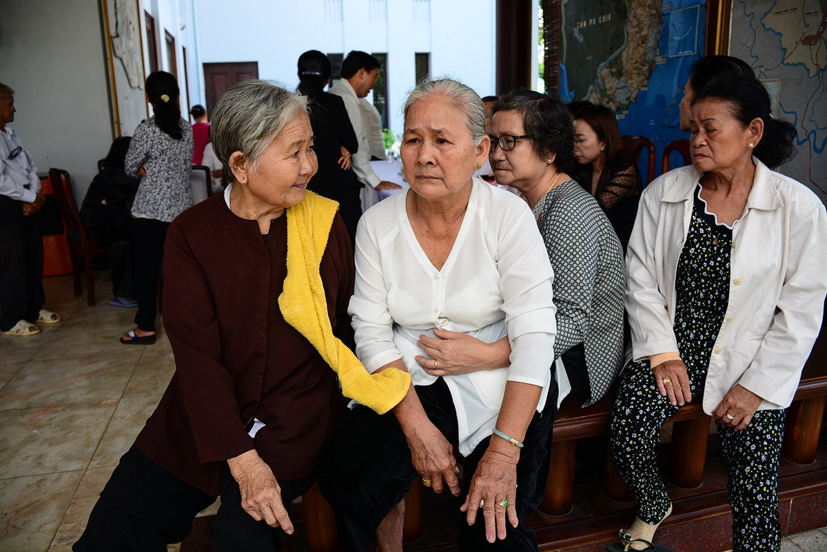 Khi nghe tin cố Thủ tướng Phan Văn Khải qua đời, người dân ở huyện Củ Chi ai nấy không khỏi thương xót, đau buồn. Ảnh: Văn Dũng