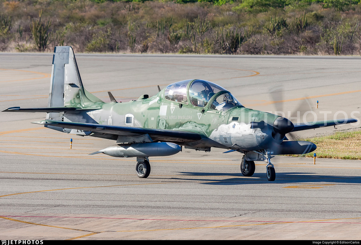 A-29 Super Tocano có phi hành đoàn đầy đủ bao gồm 2 người với một phi công và một dẫn đường, nếu được sử dụng để làm máy bay huấn luyện thì sẽ có 1 ghế của huấn luyện viên và một ghế của học viên bay. Nguồn ảnh: Jetphotos.