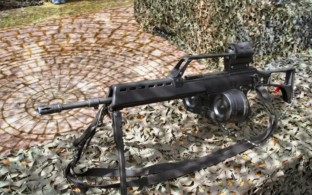Kính ngắm mặc định theo súng có độ phóng đại 3 lần trong khi đó phiên bản xuất khẩu chỉ có độ phóng đại 1,5 lần. Đây là loại súng máy hạng nhẹ tiêu chuẩn phục vụ trong quân đội Đức suốt từ năm 2000 tới nay. Nguồn ảnh: Armlist.