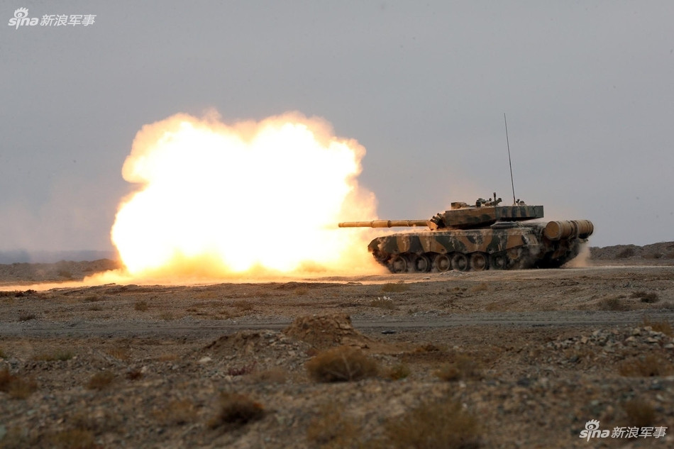 Bên cạnh các khả năng đã nói trên cả Type 96A, cỗ xe tăng này còn được trang bị một pháo nòng trơn 125mm được tích hợp hệ thống nạp đạn tự động và có khả năng bắn tên lửa chống tăng dẫn đường qua nòng pháo chính. Nguồn ảnh: Sina.