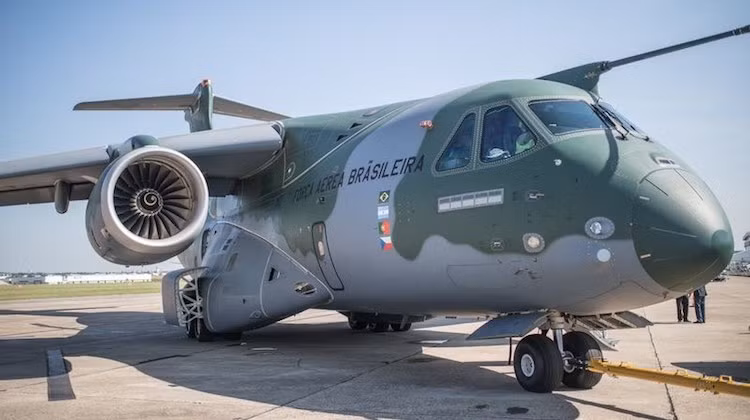 Dù chưa hoàn thiện 100%, KC-390 đã nhận được rất nhiều đơn đặt hàng từ nước ngoài. Bao gồm Arghentina 6 chiếc, Chile 6 chiếc, Colombia 12 chiếc, Cộng Hòa Séc 2 chiếc và Bồ Đào Nha 6 chiếc. Trong tương lai, triển vọng xuất khẩu của KC-390 có thể nói là cực kỳ sáng sủa. Nguồn ảnh: Aircraft.