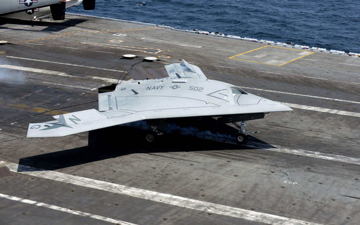 Thậm chí, Mỹ còn từng tuyên bố MQ-25 có khả năng tàng hình tương đương với siêu máy bay thế hệ năm loại F-35. Điều này là hoàn toàn có cơ sở do lớp vỏ trên MQ-25 sử dụng một loại chất liệu đặc biệt, thậm chí còn được quảng cáo là có khả năng hấp thụ sóng radar tốt hơn cả F-35. Nguồn ảnh: USNavy.