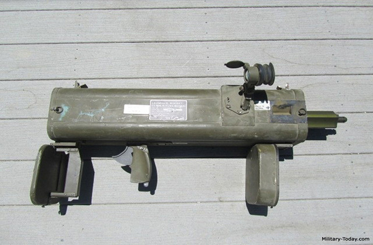 Thêm vào đó là trọng lượng của M202 là quá lớn, lên tới 12,07 kg khi được nạp đầy đạn. Điều này sẽ khiến xạ thủ không thể đủ sức để mang thêm vũ khí cá nhân trên chiến trường. Dẫn tới việc không ai "dám" tiếp cận xe tăng đối phương chỉ với duy nhất bốn quả tên lửa vác vai này. Nguồn ảnh: Military.