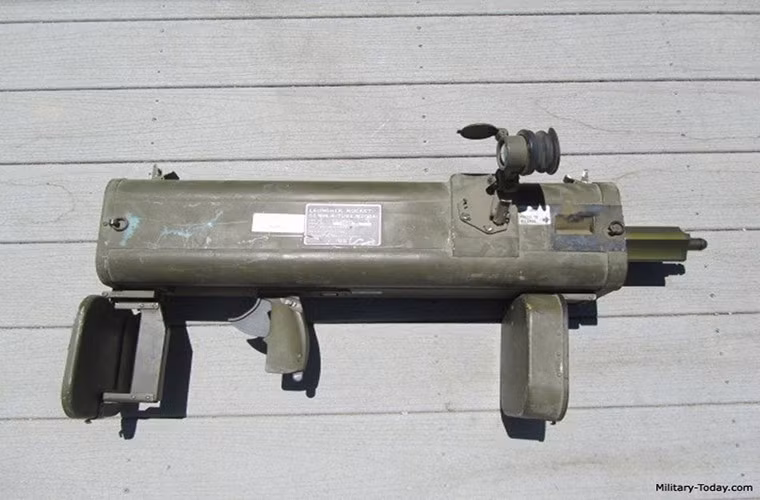 Thêm vào đó là trọng lượng của M202 là quá lớn, lên tới 12,07 kg khi được nạp đầy đạn. Điều này sẽ khiến xạ thủ không thể đủ sức để mang thêm vũ khí cá nhân trên chiến trường. Dẫn tới việc không ai "dám" tiếp cận xe tăng đối phương chỉ với duy nhất bốn quả tên lửa vác vai này. Nguồn ảnh: Military.
