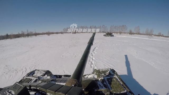 Những chiếc xe tăng tham gia vào màn trình diễn này là loại T-80. Nguồn ảnh: Sina.