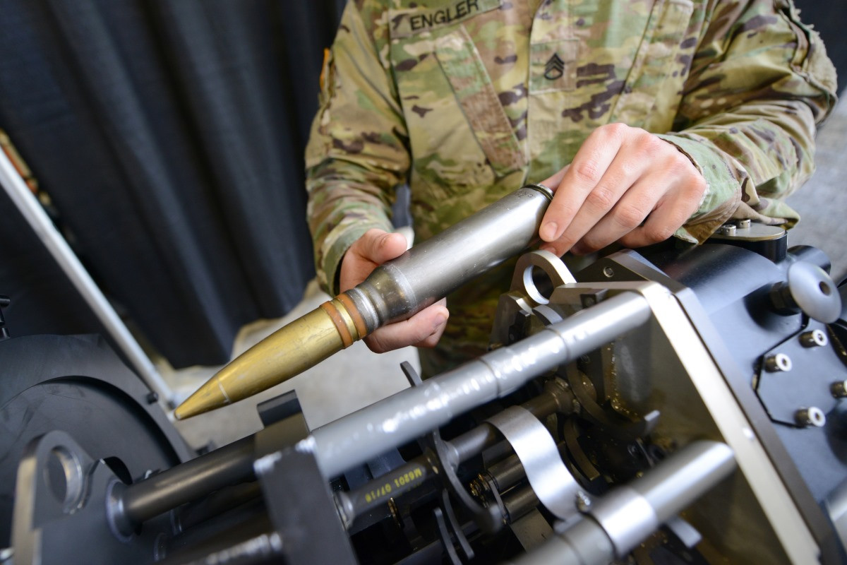 Về cơ bản thiết kế tiêu chuẩn của "taxi chiến trường" Mỹ vẫn được giữ nguyên và tháp pháo tự động 30mm chỉ là một bổ sung mở rộng, quá trình chuyển đổi từ những chiếc Stryker thông thường qua Stryker Dragoon cũng không quá phức tạp. Nguồn ảnh: military.com.