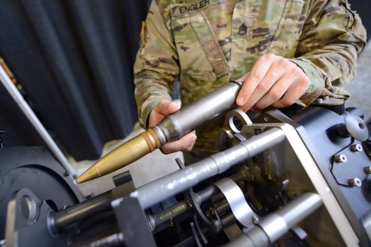 Về cơ bản thiết kế tiêu chuẩn của "taxi chiến trường" Mỹ vẫn được giữ nguyên và tháp pháo tự động 30mm chỉ là một bổ sung mở rộng, quá trình chuyển đổi từ những chiếc Stryker thông thường qua Stryker Dragoon cũng không quá phức tạp. Nguồn ảnh: military.com.