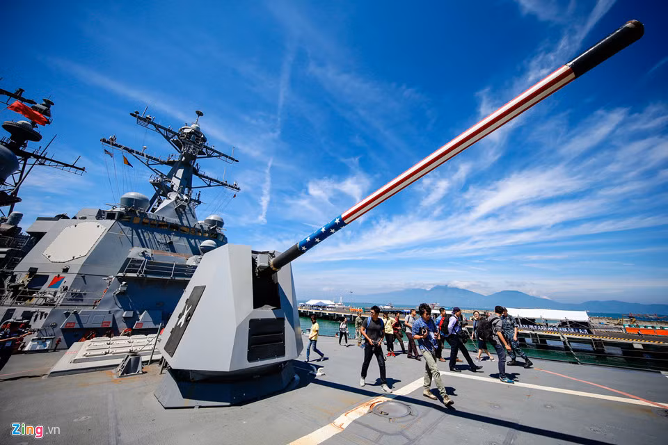 Một chi tiết khá thú vị là USS Wayne E.Meyer được đặt theo tên của chuẩn đô đốc Wayne E.Meyer, ông là "cha đẻ" của hệ thống chiến đấu Aegis.