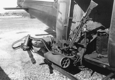 Từ trong Chiến tranh Việt Nam, hệ thống pháo phản lực phóng loạt với cách thức đơn giản tương tự cũng từng được phát triển. Tuy nhiên các hệ thống đời cũ này lại chỉ sử dụng rocket c phóng loạt không dẫn đường, có độ tản mát rất cao. Nguồn ảnh: BAE.