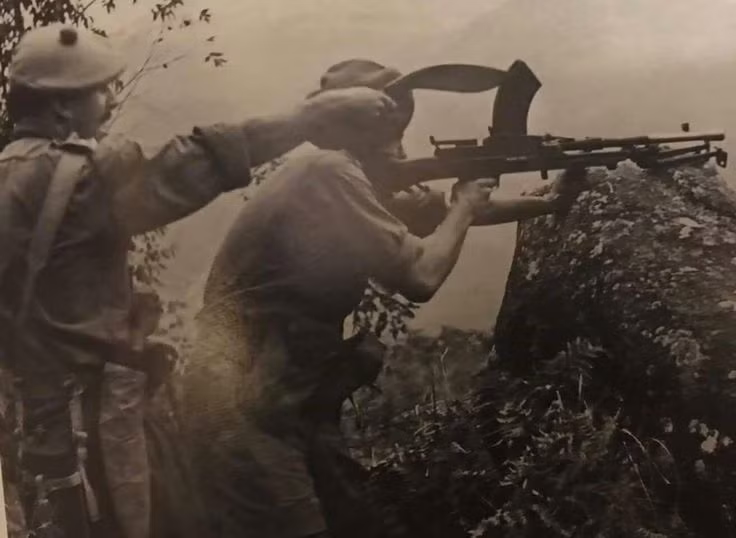 Tuy nhiên đổi lại, xạ thủ sẽ phải ngắm qua đầu ruồi đặt ở phía ngang thân súng thay vì đặt trên sống lưng súng như thông thường. Kèm theo đó là nguy cơ lộ vị trí khá cao khi mà băng đạn của súng luôn thò lên cao hơn so với công sự khoảng vài chục centimets. Nguồn ảnh: WWII.