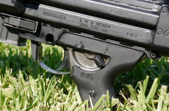 Cận cảnh hệ thống điều chỉnh cơ chế bắn của khẩu IMI Negev với S là chế độ an toàn, R là bắn loạt ngắn hoặc loạt dài tốc độ chậm và A là bắn hoàn toàn tự động. Trong tương lai, vẫn không rõ liệu Quân đội ta có trang bị đại trà các khẩu súng máy loại IMI Negev cho toàn quân thay cho các loại trung liên đời cũ như RPD, RPK hay không. Nguồn ảnh: Wiki. 