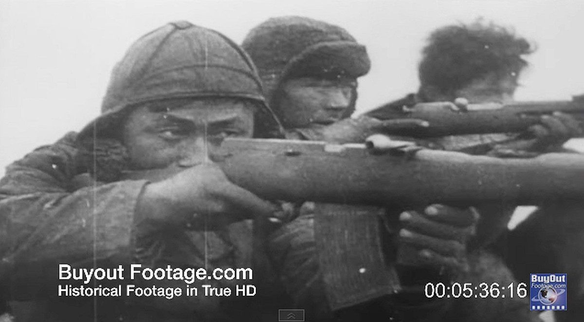 Khẩu súng này được sử dụng rất nhiều trong Chiến tranh Thế giới thứ 2. Thay vì cơ chế lên đạn từng viên một, súng trường SVT-40 lại sử dụng cơ chế trích khí ngược, cho phép người lính bắn liên tục tới lúc hết đạn mà chỉ cần lên đạn một lần duy nhất. Nguồn ảnh: Footage.