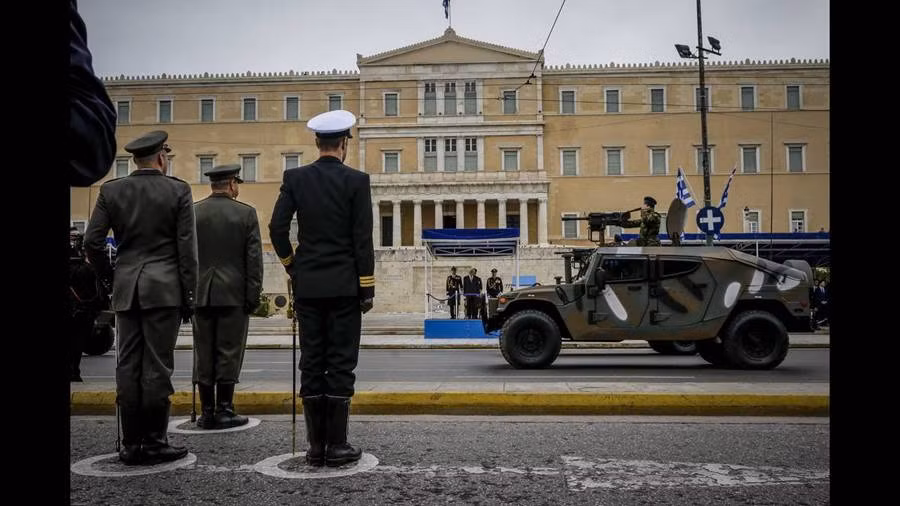 Còn xe bọc thép con số này rơi vào khoảng 3.000 đơn vị chủ yếu các dòng xe bọc thép chở quân do Mỹ cung cấp. Hình ảnh xe bọc thép Humvee trong lễ duyệt binh hôm 25/3. Nguồn ảnh: Sina.