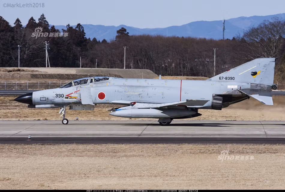 Trong khi mà Nhật Bản mới chỉ có sở hữu duy nhất một chiếc tiêm kích F-35 đời mới thì quá trình thay thế để cho những chiếc F-4 này về hưu vẫn còn quá xa vời. Nguồn ảnh: Sina.