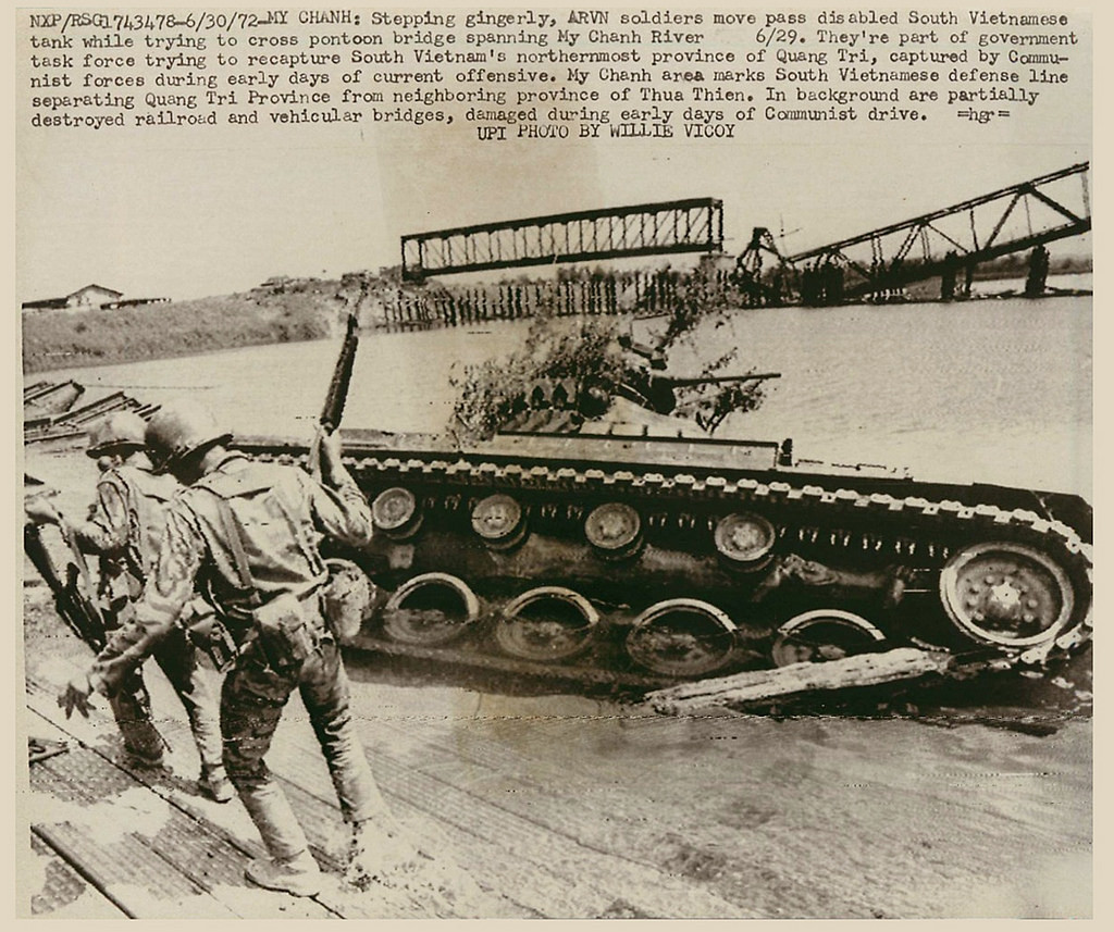 Tuy nhiên dưới sức nặng của những chiếc xe tăng và việc mùa mưa bắt đầu sớm, những chiếc cầu phao mong manh này cũng sớm bị đổ xập. Nguồn ảnh: Flickr.