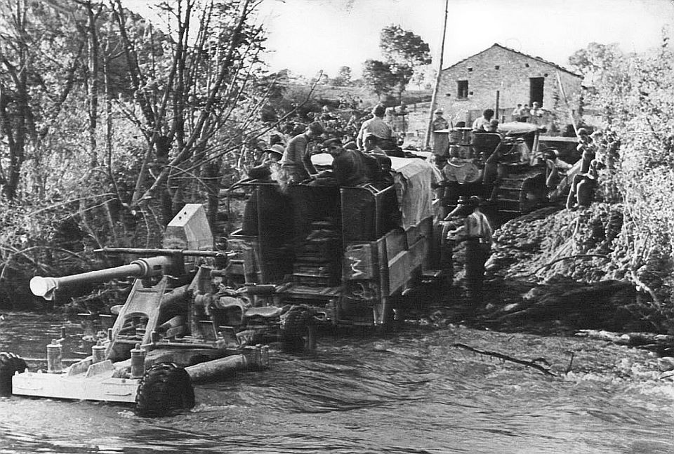 Do được thiết kế để sử dụng vào mục đích phòng không, người ta tính toán độ cao tối đa mà pháo phòng không Bofors 40mm có thể vươn tới vào khoảng 7200 mét. Tuy nhiên trên thực tế chiến đấu, tầm cao tối đa mà khẩu pháo này vươn tới chỉ khoảng 3800 mét. Nguồn ảnh: WWII.