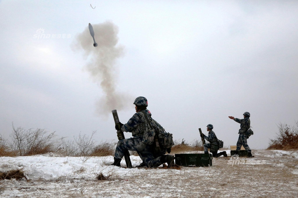 Cối M70 cỡ nòng 60mm không cần dùng chân giá của Quân đội Trung Quốc. Loại cối này có thể dễ dàng mang vác và có độ chính xác tương đối dù cơ động hơn nhiều loại cối cần chân đế như thông thường. Nguồn ảnh: Sina.