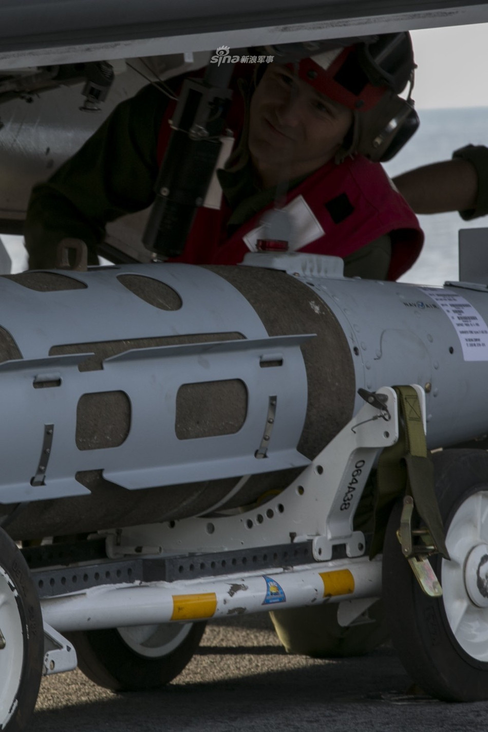 Một trong những vấn đề được bàn luận nhiều nhất sau khi những bức hình này được đăng tải đó là vấn đề khó khăn nảy sinh trong quá trình trang bị vũ khí cho dòng chiến đấu cơ F-35B này. Nguồn ảnh: USNavy.