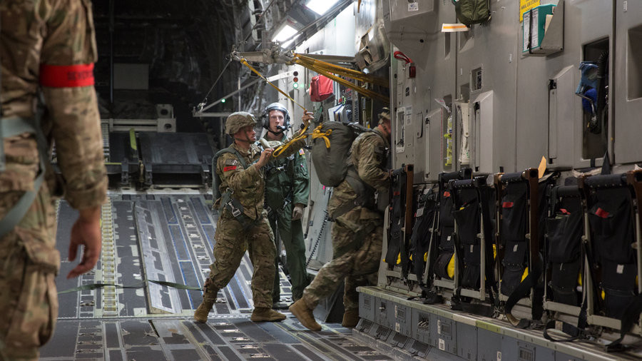 Ngày nay, dù học thuyết chiến tranh đã không còn nhấn mạnh tầm quan trọng của việc triển khai lính dù. Tuy nhiên, các lực lượng dù của Mỹ đặc biệt là Sư đoàn Dù 82 vẫn luôn được trang bị hiện đại nhất có thể để phù hợp với yếu tố tiên phong của họ. Nguồn ảnh: DVIDS.