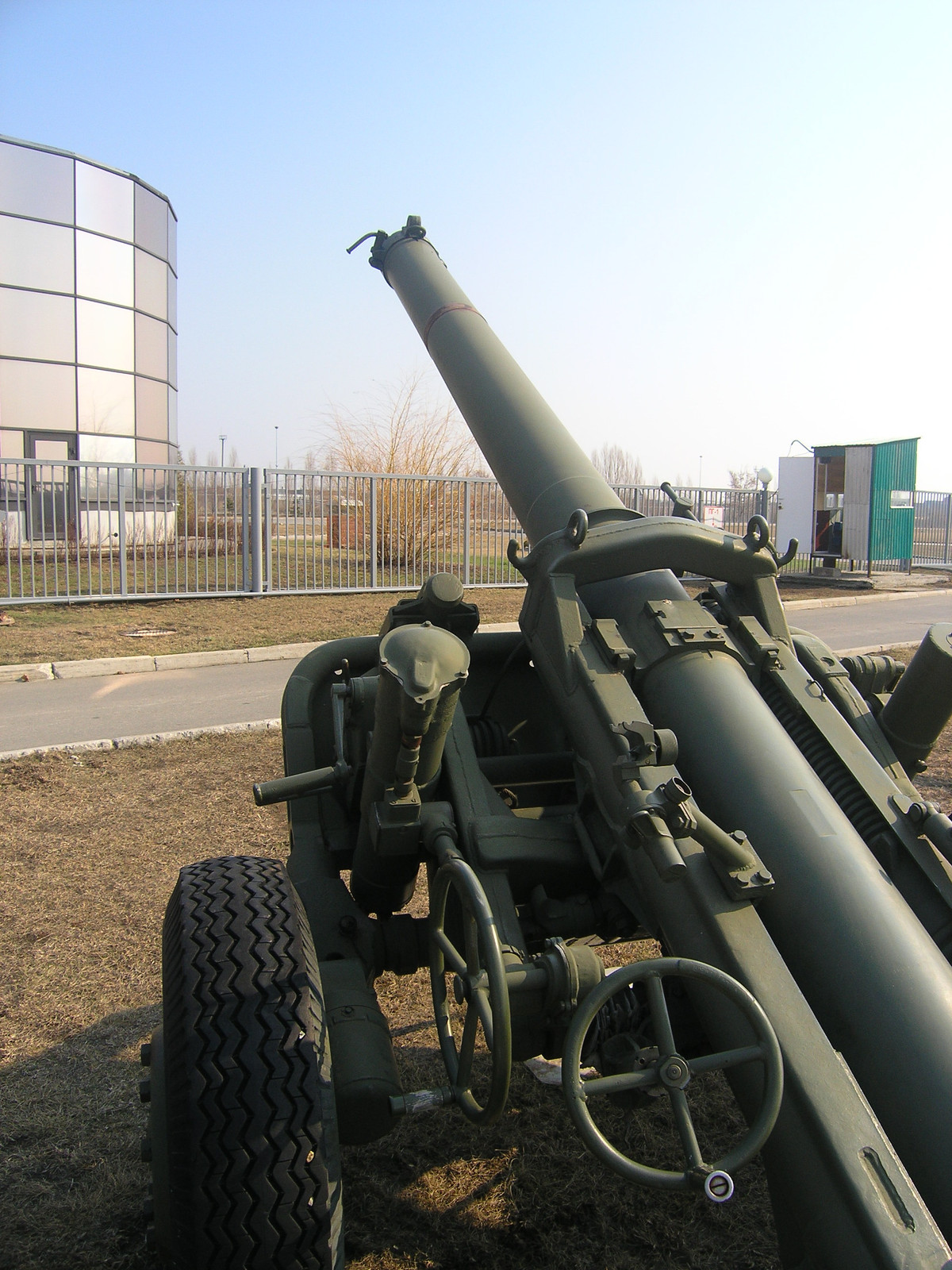 Với góc nghiêng mà nó tạo ra, khẩu pháo này có khả năng khai hỏa ở tầm gần nhất khoảng 800 mét - khá phù hợp với việc tác chiến trong đô thị chật hẹp ở Syria. Nguồn ảnh: Vancs.