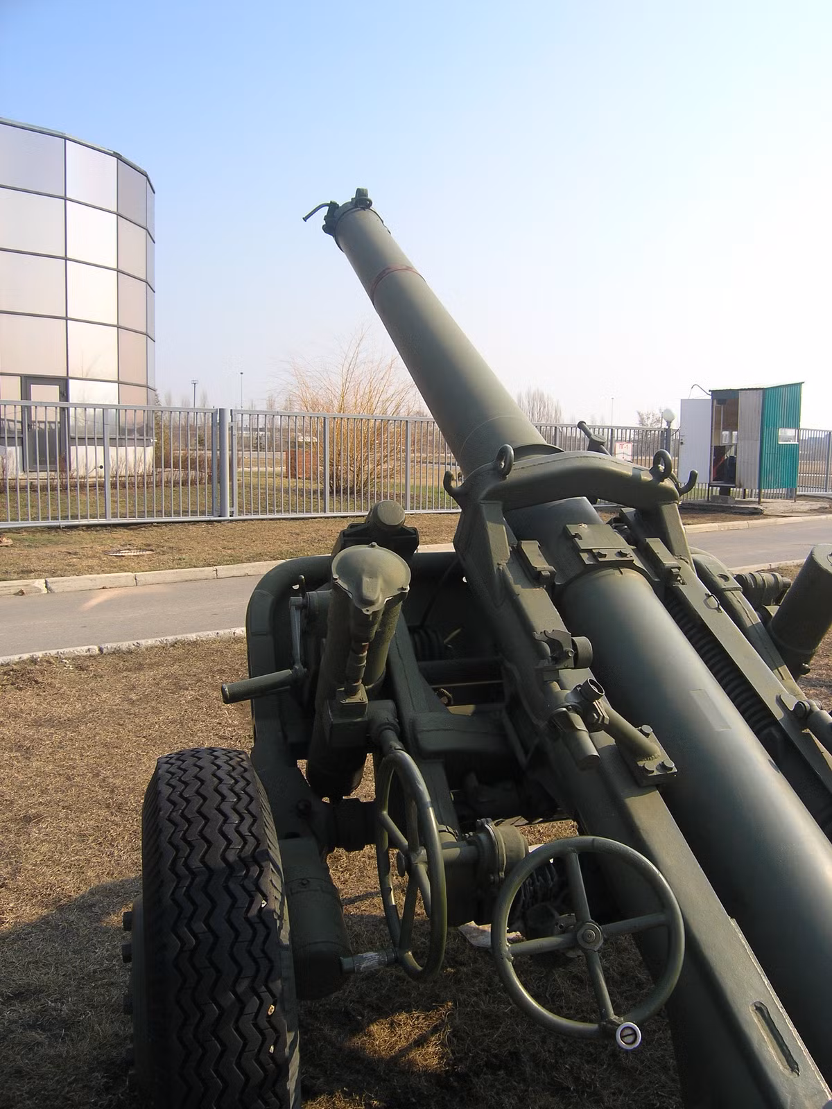 Với góc nghiêng mà nó tạo ra, khẩu pháo này có khả năng khai hỏa ở tầm gần nhất khoảng 800 mét - khá phù hợp với việc tác chiến trong đô thị chật hẹp ở Syria. Nguồn ảnh: Vancs.