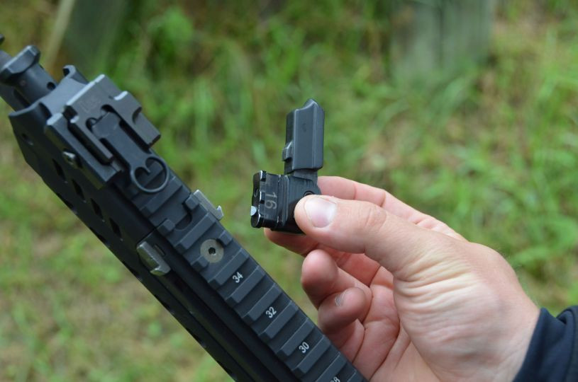 Kế thừa những tính năng suất xắc nhất từ những khẩu súng hiện đại nhất trên thế giới hiện nay, khẩu HK433 cũng có kèm theo nẫy khóa nòng tháo rời được, cho phép người lính đổi vị trí của nẫy này qua trái hoặc phải súng để tiện sử dụng tùy theo tay thuận hoặc thói quen. Nguồn ảnh: Armlist.