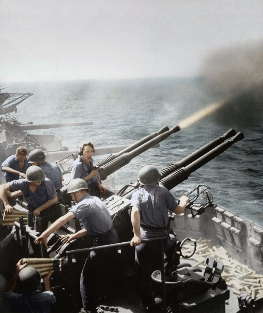 Mỗi khẩu đội pháo Bofors 40mm sẽ có ba người, bao gồm một chỉ huy, một ngắm bắn và một nạp đạn. Trong thực tế chiến đấu, tùy từng kiểu cải biên của pháo mà kíp chiến đấu có thể nhiều hơn 3 người. Nguồn ảnh: History.