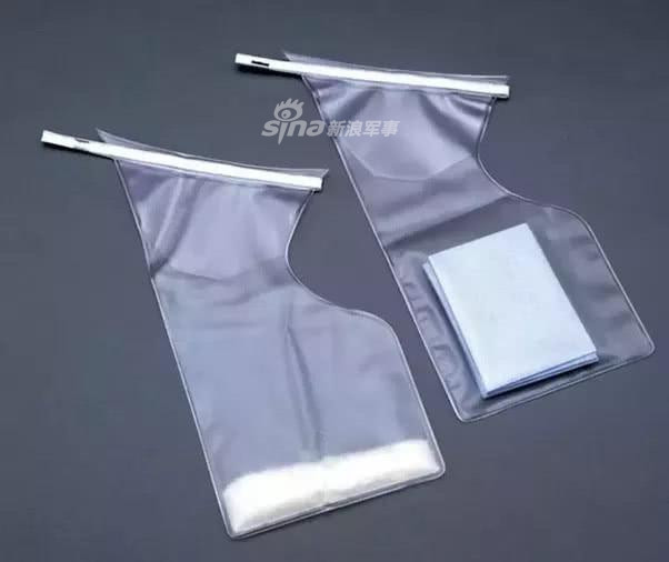 Các túi hoặc bình đựng này thậm chí còn được trang bị một vài loại hợp chất hóa học, giúp mất mùi của nước tiểu, đề phòng trường hợp túi đựng bị... thủng hay rách trong quá trình bay. Nguồn ảnh: Sina.