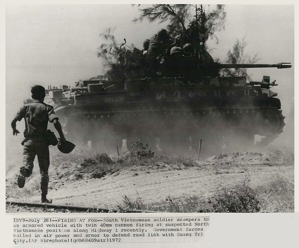 Quân đội ngụy Sài Gòn sử dụng xe hỗ trợ bộ binh với hỏa lực pháo 40mm cố thủ trước những đợt tấn công của Quân Giải phóng ở Quảng Trị. Nguồn ảnh: Flickr.