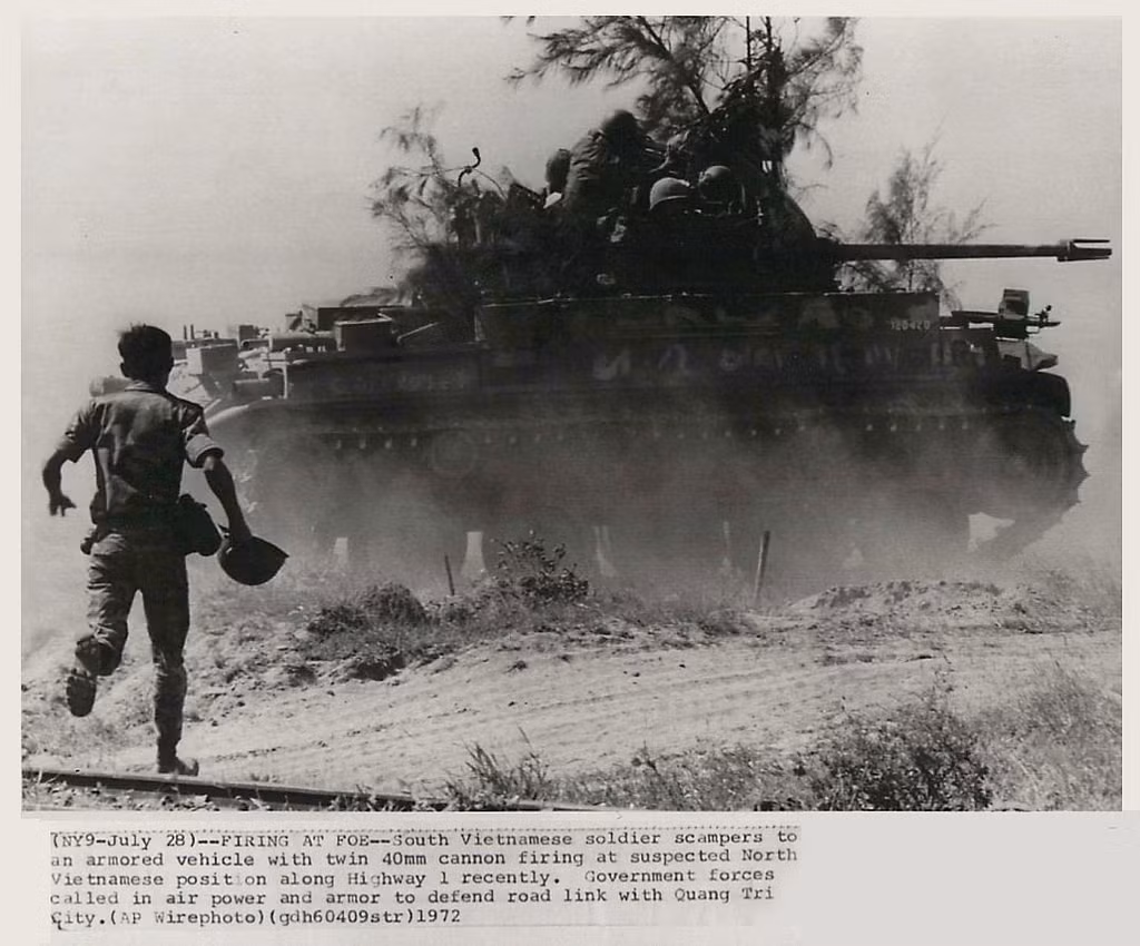 Quân đội ngụy Sài Gòn sử dụng xe hỗ trợ bộ binh với hỏa lực pháo 40mm cố thủ trước những đợt tấn công của Quân Giải phóng ở Quảng Trị. Nguồn ảnh: Flickr.
