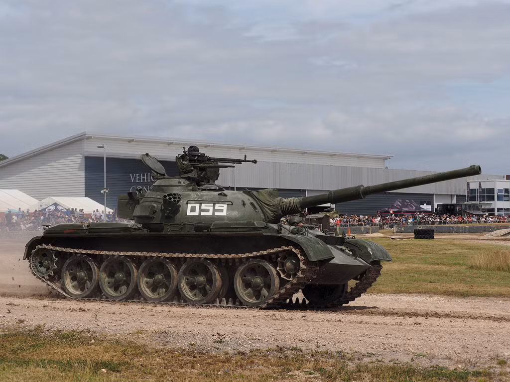 Việc sử dụng các phương tiện điều khiển từ xa vốn dĩ là để giảm thiểu thương vong về con người. Tuy nhiên một chiếc xe tăng điều khiển từ xa sẽ khó có thể giảm thiểu thương vong vì nó cần có sự hỗ trợ của nhân lực trên chiến trường để có thể hoạt động. Nguồn ảnh: News.