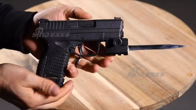 Do có chiều dài ngắn, loại lưỡi lê này chỉ có sát thương khi đâm đối phương. Nếu sử dụng loại lưỡi lê này để chém, sát thương gây ra sẽ gần như không đáng kể. Nguồn ảnh: Sina.