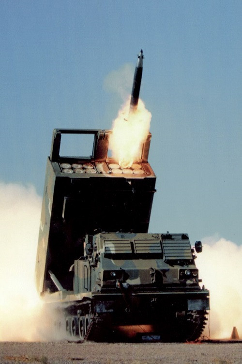 Hiện tại Mỹ và NATO đang nắm giữ 5 mẫu đạn rocket chính của M270 và mỗi loại đạn được thiết kế cho từng nhiệm vụ và có tầm bắn khác nhau có thể kể ra những cái tên như: M26, M26A1/A2, M30/M31, AT2 SCATMIN và PARS SAGE-227 F. Trong đó M26A1/A2 phổ biến nhất nó có tầm bắn vào khoảng 45km và mỗi quả đạn chỉ nặng gần 300k. Nguồn ảnh: cloob.com.