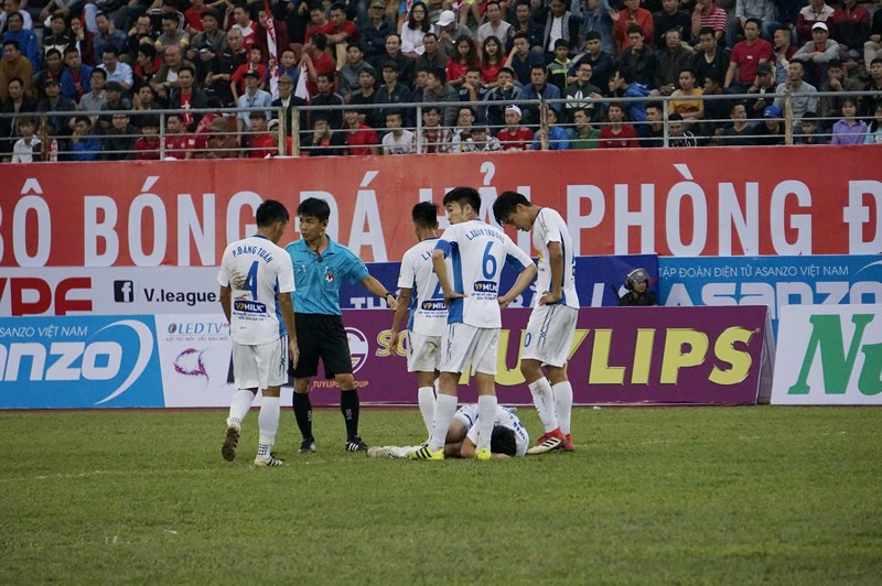 Mặt sân nham nhở đầy "ổ gà", "ổ voi"