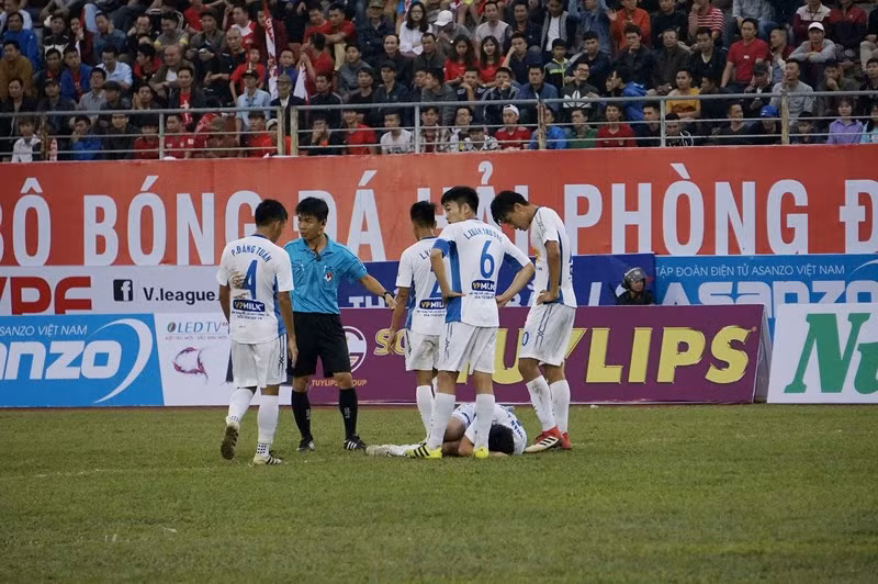 Mặt sân nham nhở đầy "ổ gà", "ổ voi"