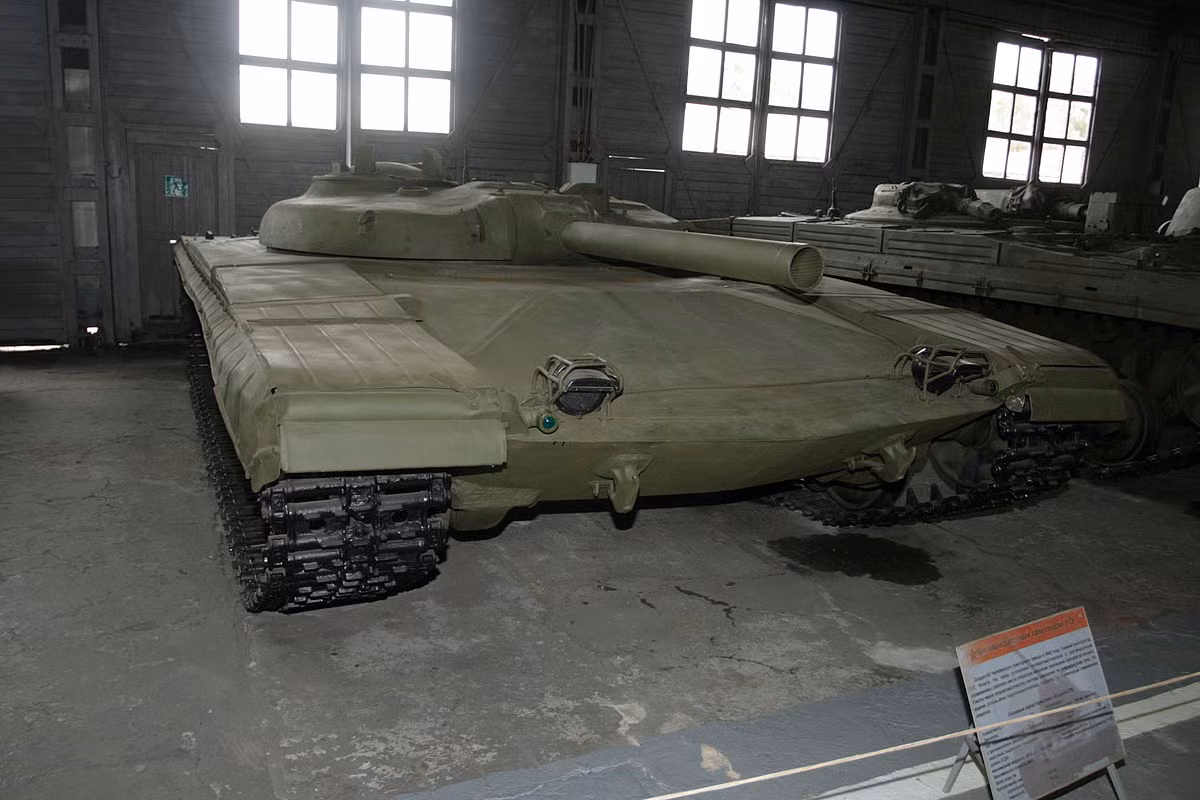 Đề án 775 là một trong những chương trình phát triển xe tăng hiếm hoi trên thế giới được xếp vào loại "xe tăng tên lửa". Ra đời từ năm 1964, cỗ xe tăng tên lửa này từng được Liên Xô chế tạo với tham vọng thay đổi được chuẩn mực thiết kế xe tăng. Nguồn ảnh: Wiki.