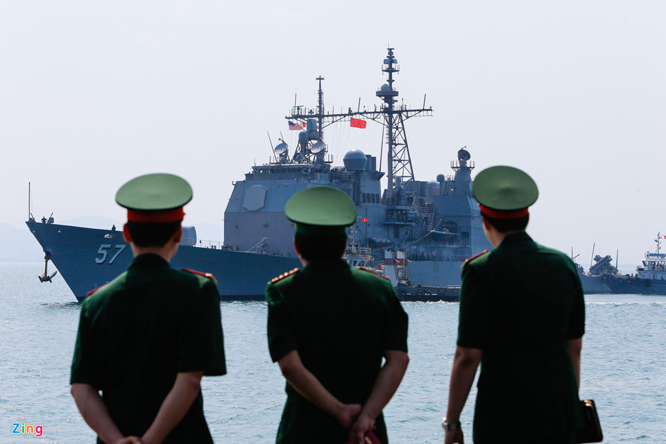 Tuần dương hạm USS Lake Champlain (CG-57) và tàu khu trục USS Waye E.Meyer (DDG-108) hộ tống cho tàu sân USS Carl Vinson cập cảng Đà Nẵng trong chuyến thăm Việt Nam từ ngày 5-9/3.