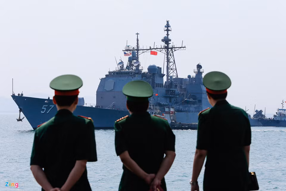 Tuần dương hạm USS Lake Champlain (CG-57) và tàu khu trục USS Waye E.Meyer (DDG-108) hộ tống cho tàu sân USS Carl Vinson cập cảng Đà Nẵng trong chuyến thăm Việt Nam từ ngày 5-9/3.