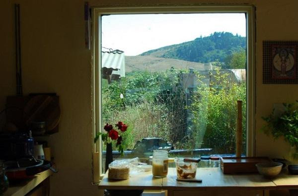 Bàn ăn nhỏ cạnh một cửa sổ khác, có thể vừa ăn vừa ngắm cảnh vật bên ngoài.