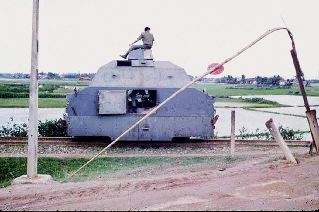 Phía trên nóc của tàu hỏa học thép thường được trang bị một khẩu súng máy cỡ nòng 12,7 mm. Nguồn ảnh: Flickr.