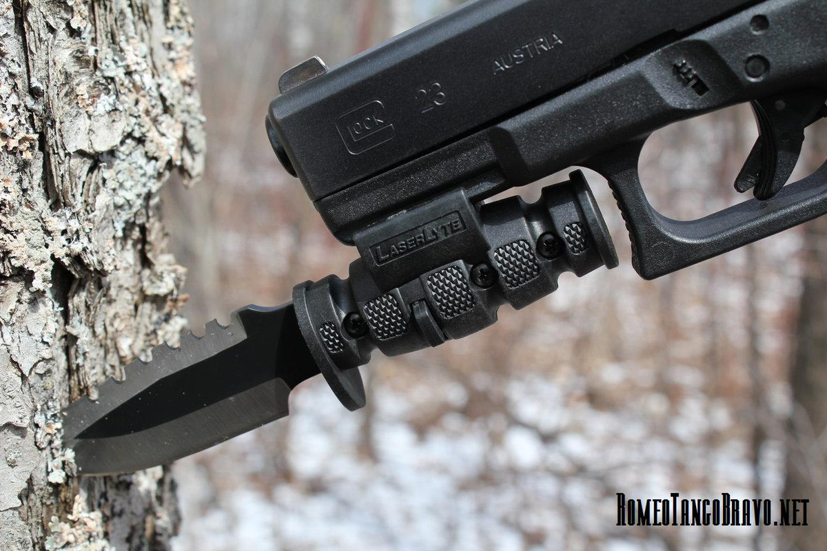 Do có kích thước quá nhỏ, các lưỡi lê súng ngắn kiểu này dù có hình dạng giống với một con dao nhưng cũng không thể sử dụng như dao găm thông thường được kể cả khi đã tháo ra khỏi súng. Nguồn ảnh: Romeo.