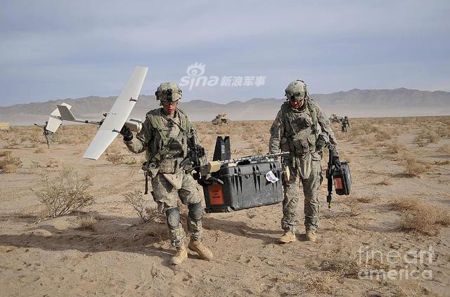 Nhỏ gọn và có giá thành rẻ, những chiếc RQ-11 này rất được binh lính ưa dùng để thu thập thông tin tình báo trực tiếp từ trận địa, việc sử dụng RQ-11 cũng tỏ ra có nhiều lợi thế hơn so với hình ảnh được truyền tải từ vệ tinh do có độ trễ thấp hơn, có khả năng di chuyển cơ động hơn. Nguồn ảnh: Fineart.