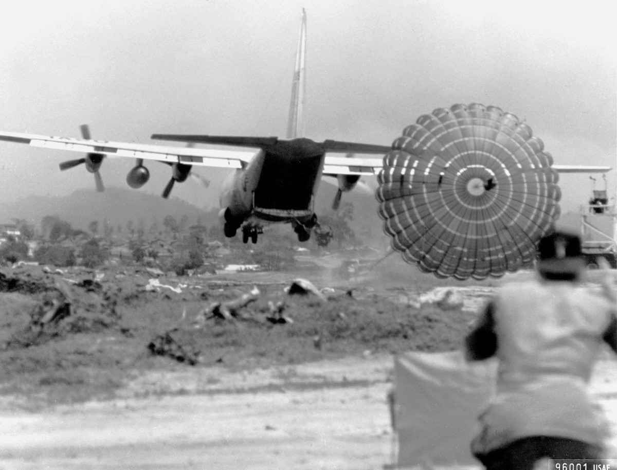 Hàng hóa ở khoang phía sau sẽ được bung dù, khi dù no gió, nó sẽ kéo hàng hóa ra khỏi khoang hàng và rơi thẳng xuống đất một cách cực kỳ chính xác. Nguồn ảnh: Flickr.