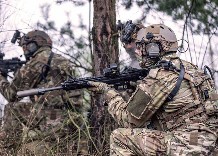 Súng có trọng lượng từ 3,25 kg cho tới 3,65 kg tùy từng phiên bản. Sử dụng cơ chế trích khí khóa nòng phổ biến, khẩu súng này có thể đạt được tốc độ bắn tối đa vào khoảng 700 viên mỗi phút và có hai chế độ bắn là tự động hoàn toàn và viên một. Nguồn ảnh: Wallpaper.