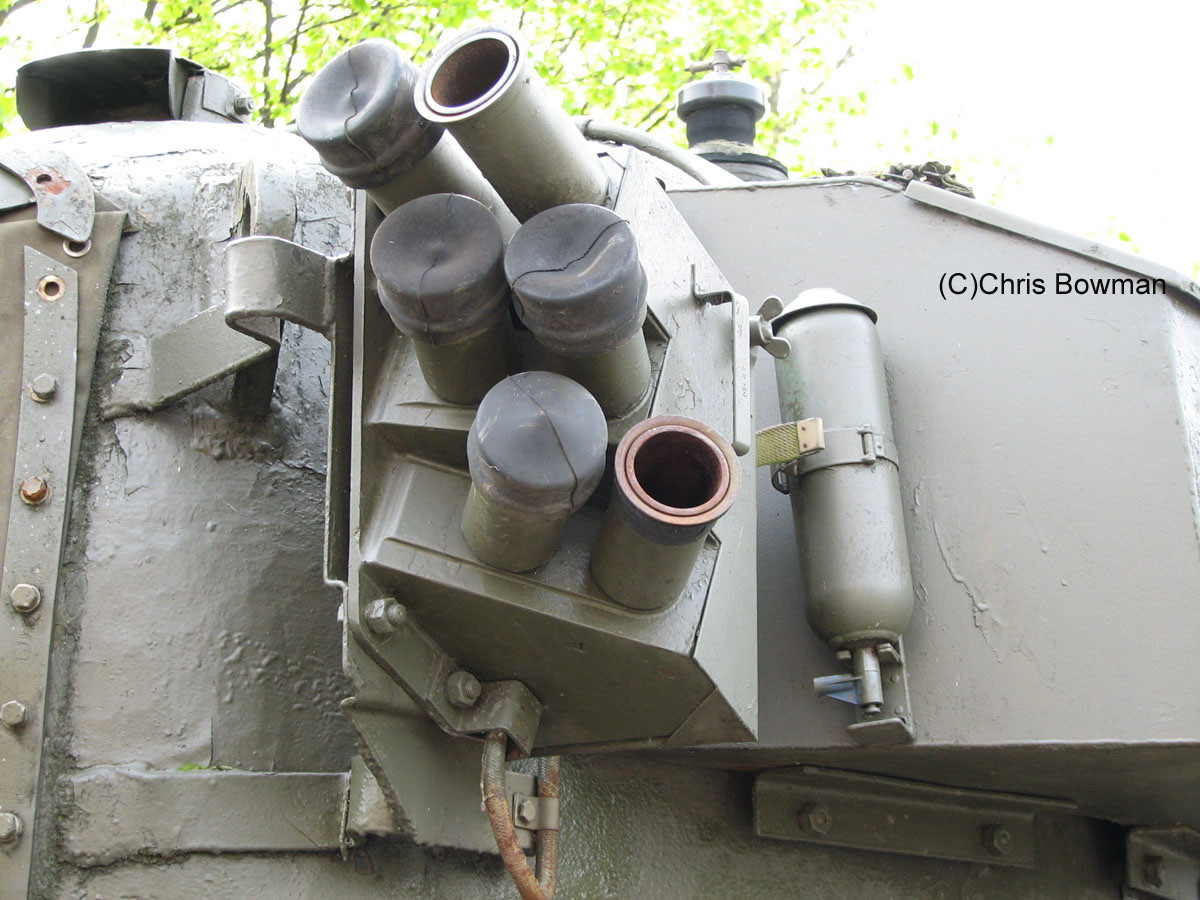 Xe được trang bị tổng cộng 12 ống phóng lựu đạn khói, giúp nó có thể tung hỏa mù và di chuyển ra khỏi vị trí nguy hiểm trên chiến trường. Nguồn ảnh: Chris.