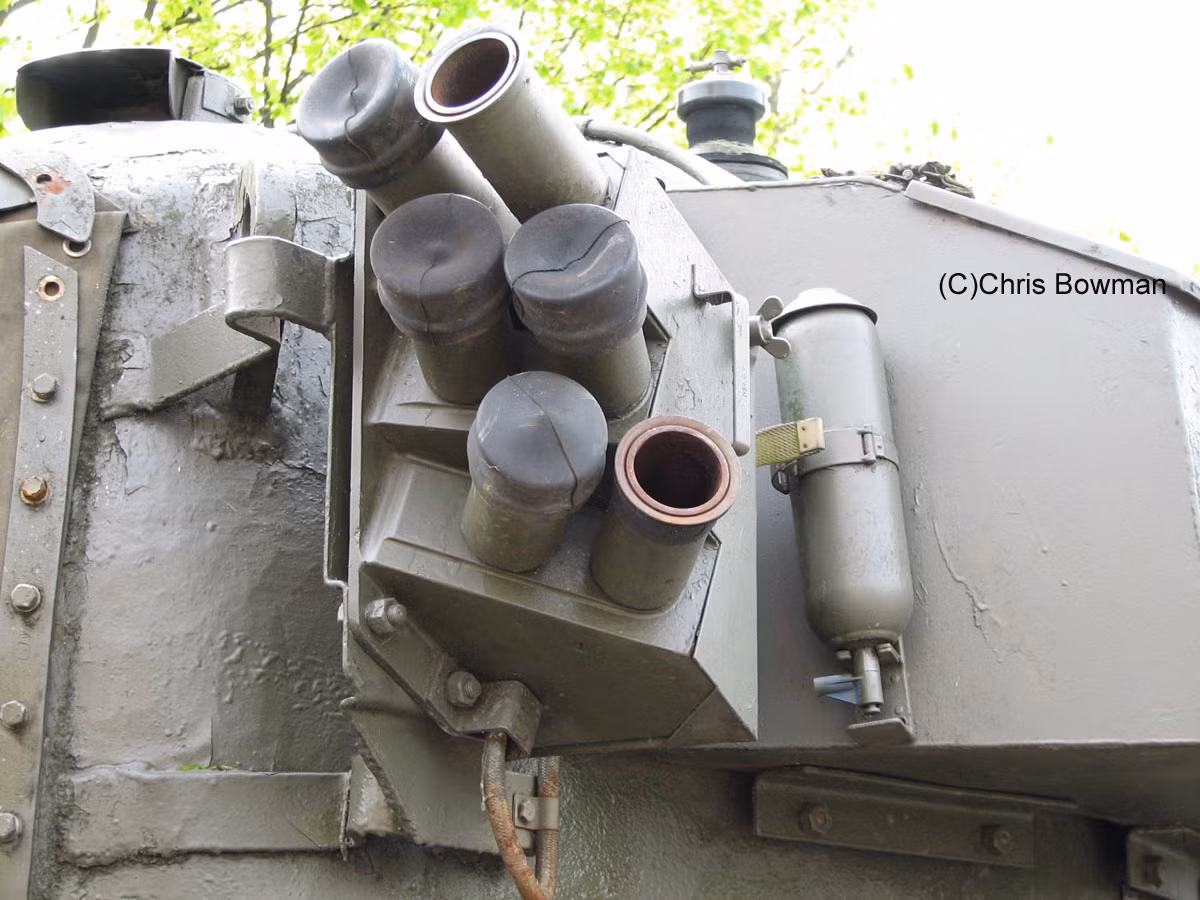 Xe được trang bị tổng cộng 12 ống phóng lựu đạn khói, giúp nó có thể tung hỏa mù và di chuyển ra khỏi vị trí nguy hiểm trên chiến trường. Nguồn ảnh: Chris.