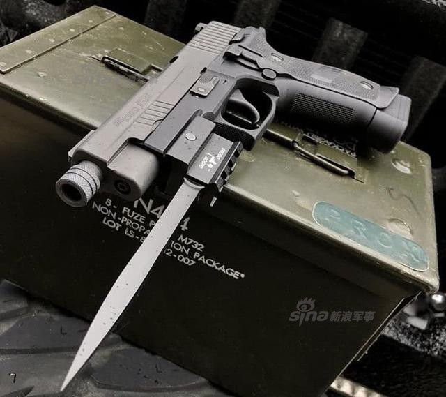 Được thiết kế để gắn được vào rãnh kỹ thuật ở phía dưới khẩu súng ngắn, mỗi lưỡi lê như thế này sẽ được đi kèm với hệ thống khớp nối kỹ thuật để người dùng có thể tháo - lắp khỏi súng một cách đơn giản. Nguồn ảnh: Sina.