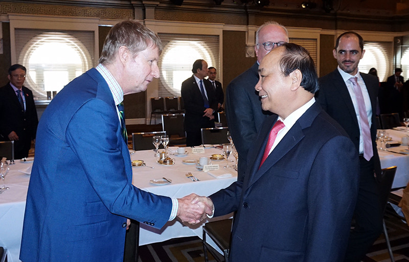 Thủ tướng trò chuyện với một số đại diện doanh nghiệp Australia