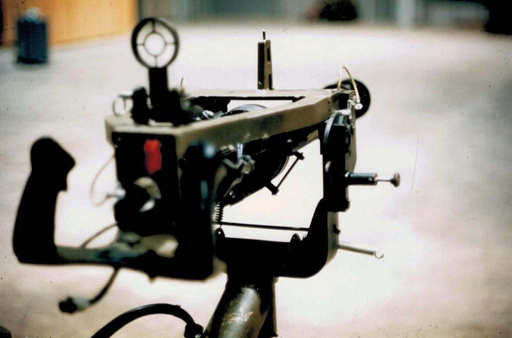 Tuy nhiên, với sự phát triển của khoa học kỹ thuật, cá loại phương tiện bay ngày càng được bọc thép tốt hơn mà vẫn... nhẹ hơn các loại máy bay đời cũ, khiến cho việc triển khai súng máy lên máy bay chiến đấu là điều vô dụng, các loại máy bay ra đời sau này đều sử dụng pháo 30mm hoặc các loại hỏa lực tương đương thay vì một khẩu súng máy bắn nhanh như minigun. Nguồn ảnh: Yahoo.